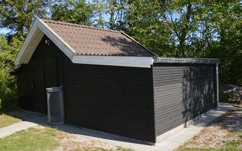 Juditha - 750M from the Sea: Tetto, Capannone, Raccordo, Edifici Giardino, Box Auto, Struttura Esterna, Driveway, Baracca, Porta Del Garage, Backyard