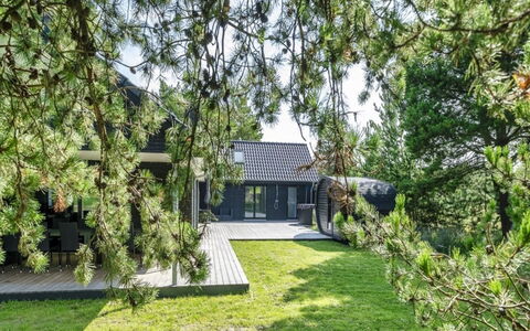 Locan - 1.2Km from the Sea: Erba, Arbusto, Casa, Groundcover, Giardino, Villetta, Prato, Estate, Shade, Agriturismo