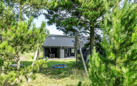 Locan - 1.2Km from the Sea: Villetta, Giardino, Woody Impianto, Prato, Landscaping, Edifici Giardino, Cortile, Sempreverde, Backyard