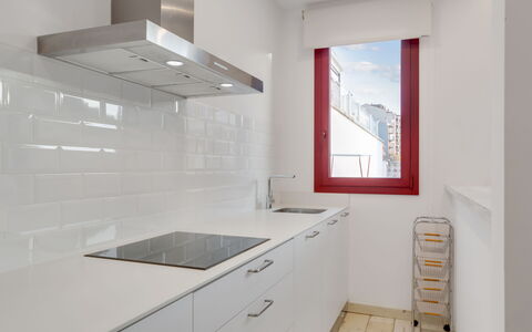 Bright & Artistic: Cucina, Pavimentazione, Controsoffitto, Interior Design, Pavimento, Cabinetry, Soffitto, Lavello, Casa, Elettrodomestico Da Cucina