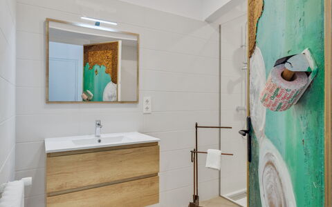 Bright & Artistic: Pavimentazione, Pavimento, Idraulico Fixture, Interior Design, Bagno, Mobiletto Del Bagno, Gabinetto, Idraulico, Specchio, Piastrella