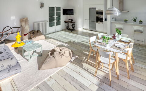 Bright & Artistic: Legna, Mobilia, Pavimentazione, Interior Design, Pavimento, Soffitto, Appartamento, Camera, Color Legno, Sedia