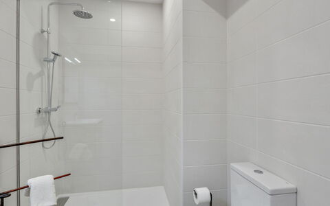 Bright & Artistic: Bagno, Idraulico Fixture, Pavimentazione, Parete, Interior Design, Pavimento, Gabinetto, Idraulico, Toilet Seat, Piastrella