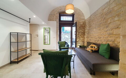 Scribano: Casa, Zona Residenziale, Casa, Porta, Portico, Shade, Estate, Prato, Cortile, Balcone