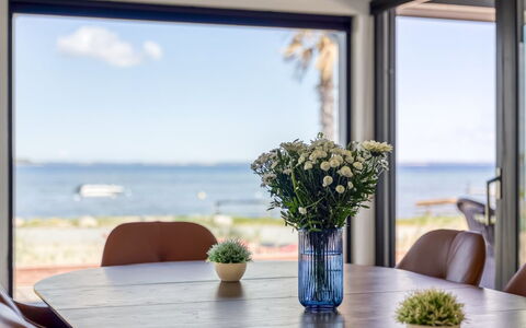 Catalina - 30M from the Sea: Mobilia, Legna, Interior Design, Pavimentazione, Pavimento, Sedia, Camera, Soffitto, Soggiorno, Appartamento