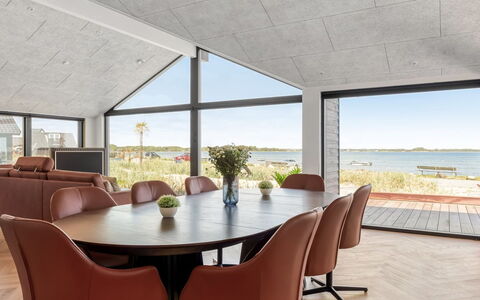 Catalina - 30M from the Sea: Mobilia, Legna, Interior Design, Pavimentazione, Pavimento, Sedia, Camera, Soffitto, Soggiorno, Appartamento