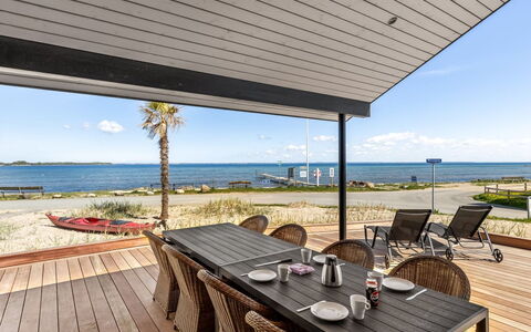 Catalina - 30M from the Sea: Mobilia, Legna, Interior Design, Pavimentazione, Pavimento, Sedia, Camera, Soffitto, Soggiorno, Appartamento