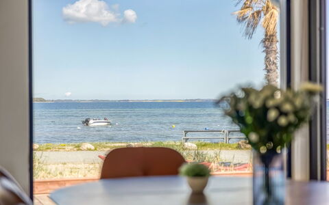 Catalina - 30M from the Sea: Mobilia, Legna, Interior Design, Pavimentazione, Pavimento, Sedia, Camera, Soffitto, Soggiorno, Appartamento