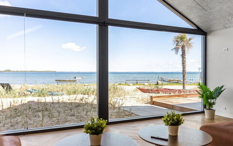 Catalina - 30M from the Sea: Mobilia, Legna, Interior Design, Pavimentazione, Pavimento, Sedia, Camera, Soffitto, Soggiorno, Appartamento
