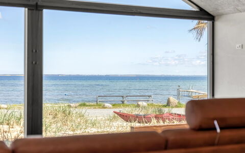 Catalina - 30M from the Sea: Mobilia, Legna, Interior Design, Pavimentazione, Pavimento, Sedia, Camera, Soffitto, Soggiorno, Appartamento