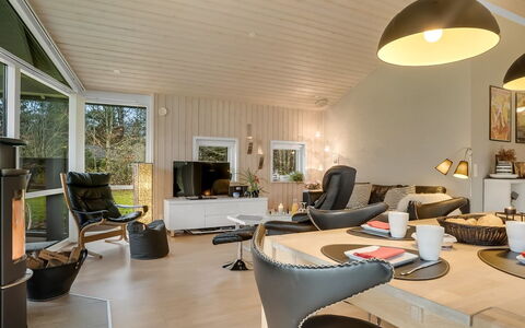 Hemfrith - 500M to the Fjord: Interior Design, Mobilia, Pavimentazione, Soffitto, Legna, Lampada, Soggiorno, Pavimento, Divano, Illuminazione