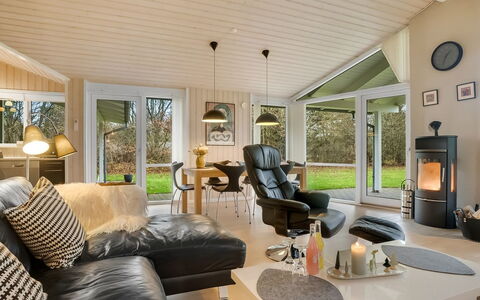 Hemfrith - 500M to the Fjord: Mobilia, Interior Design, Divano, Legna, Soffitto, Soggiorno, Pavimentazione, Pavimento, Lampada, Illuminazione