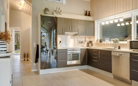 Hemfrith - 500M to the Fjord: Cucina, Interior Design, Controsoffitto, Mobilia, Pavimentazione, Cabinetry, Elettrodomestico Da Cucina, Lampada, Legna, Soffitto