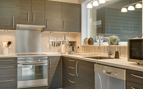 Hemfrith - 500M to the Fjord: Cucina, Mobilia, Controsoffitto, Elettrodomestico Da Cucina, Cabinetry, Interior Design, Pavimentazione, Apparecchio Major, Legna, Lampada