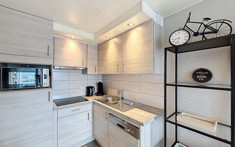 Tureluur Ii with Terrace: Cucina, Mobilia, Elettrodomestico Da Cucina, Cabinetry, Controsoffitto, Interior Design, Apparecchio Major, Pavimentazione, Legna, Pavimento