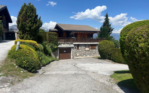 Petit Râche: Arbusto, Casa, Casa, Tetto, Villetta, Pendenza, Driveway, Giardino, Landscaping, Hedge