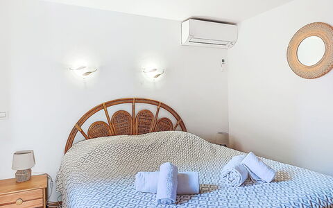 Marina di Santa Giulia: Piscina, Collina, Tempo Libero, Catena Montuosa, Mobili Da Esterno, Hill Station, Ricorrere, Valle, Eco Hotel, Cresta
