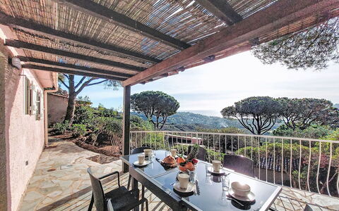 Marina di Santa Giulia: Piscina, Collina, Tempo Libero, Catena Montuosa, Mobili Da Esterno, Hill Station, Ricorrere, Valle, Eco Hotel, Cresta
