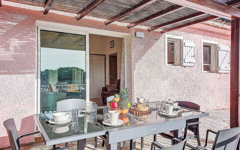 Marina di Santa Giulia: Piscina, Collina, Tempo Libero, Catena Montuosa, Mobili Da Esterno, Hill Station, Ricorrere, Valle, Eco Hotel, Cresta