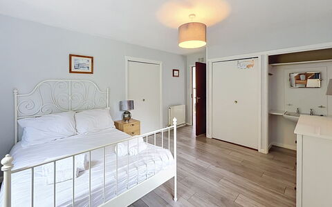 Greenaway: Letto, Mobilia, Interior Design, Bedding, Camera Da Letto, Pavimento, Pavimentazione, Lenzuolo, Parete, Camera