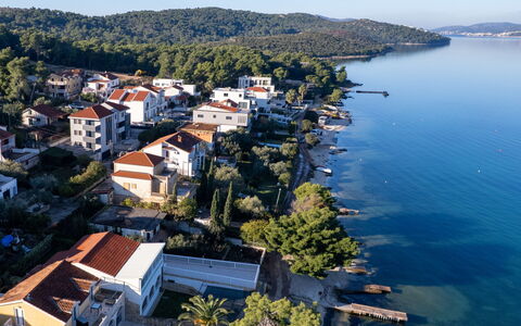 Trogir Okrug Gornji 257: Pavimentazione, Idraulico Fixture, Bagno, Interior Design, Legna, Pavimento, Idraulico, Illuminazione, Rubinetto, Mobilia
