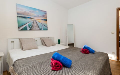 Trogir Okrug Gornji 257: Mobilia, Letto, Interior Design, Pavimento, Camera Da Letto, Pavimentazione, Legna, Lenzuolo, Camera, Bedding