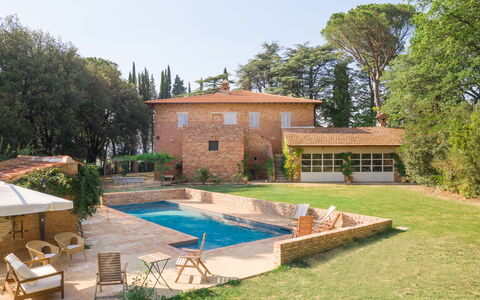 Casale Il Rondò, Private Pool, Città della Pieve: Piscina, Zona Residenziale, Casa, Architettura, Casa, Estate, Arbusto, Ricorrere, Giardino, Insediamento Umano