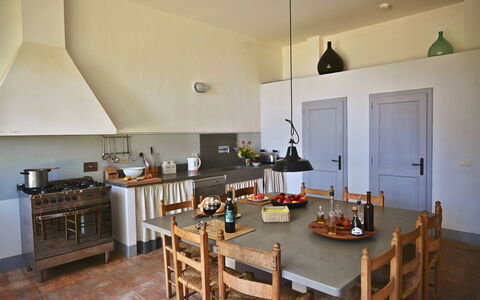 Casale Il Rondò, Private Pool, Città della Pieve: Mobilia, Pavimentazione, Cucina, Interior Design, Legna, Soffitto, Controsoffitto, Elettrodomestico Da Cucina, Pavimento, Illuminazione