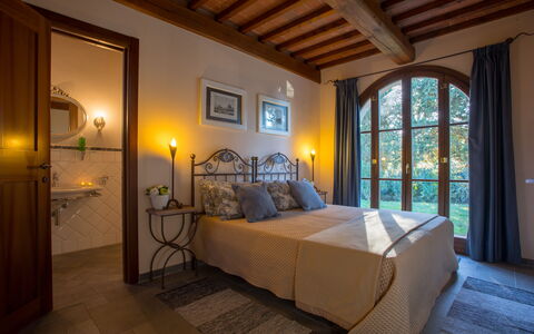 Villa Peccioli: Mobilia, Interior Design, Parete, Camera Da Letto, Legna, Soffitto, Pavimentazione, Camera, Letto, Pavimento