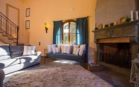 Villa Peccioli: Mobilia, Interior Design, Divano, Parete, Pavimentazione, Pavimento, Soggiorno, Tessile, Camera, Illuminazione