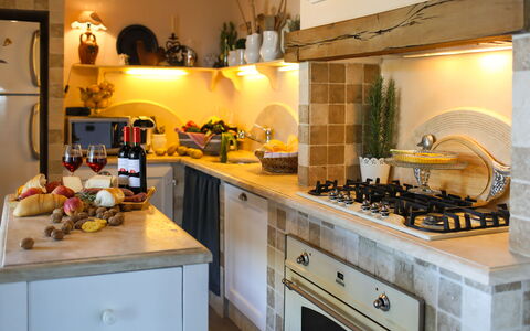 Villa Peccioli: Cucina, Elettrodomestico Da Cucina, Controsoffitto, Interior Design, Mobilia, Cabinetry, Elettrodomestico, Pavimentazione, Cucina Stufa, Apparecchio Major
