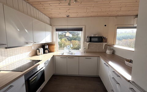 Haralde - 1.4Km from the Sea: Cucina, Controsoffitto, Pavimentazione, Interior Design, Elettrodomestico Da Cucina, Legna, Cabinetry, Mobilia, Apparecchio Major, Pavimento