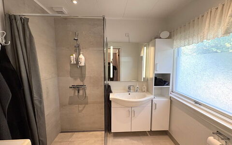 Haralde - 1.4Km from the Sea: Idraulico Fixture, Pavimentazione, Interior Design, Bagno, Pavimento, Lavandino Del Bagno, Lavello, Rubinetto, Idraulico, Camera
