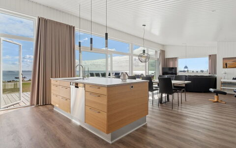 Eljas - 10M from the Sea: Pavimentazione, Pavimento In Legno, Interior Design, Mobilia, Pavimento, Controsoffitto, Legna, Cucina, Soffitto, Cabinetry