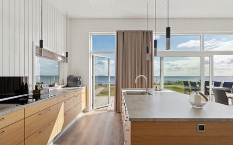 Eljas - 10M from the Sea: Legna, Pavimentazione, Pavimento, Pavimento In Legno, Controsoffitto, Cucina, Latifoglie, Cabinetry, Color Legno, Pavimento Laminato