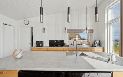Eljas - 10M from the Sea: Cucina, Pavimentazione, Controsoffitto, Legna, Interior Design, Mobilia, Elettrodomestico Da Cucina, Pavimento, Cabinetry, Soffitto