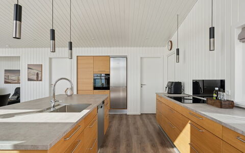 Eljas - 10M from the Sea: Controsoffitto, Cucina, Pavimentazione, Interior Design, Legna, Pavimento, Mobilia, Cabinetry, Pavimento In Legno, Soffitto