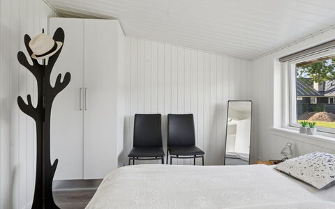 Eljas - 10M from the Sea: Interior Design, Camera Da Letto, Mobilia, Letto, Pavimentazione, Soffitto, Legna, Pavimento, Bedding, Lampada