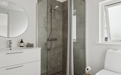 Eljas - 10M from the Sea: Idraulico Fixture, Pavimentazione, Pavimento, Bagno, Mobiletto Del Bagno, Idraulico, Interior Design, Gabinetto, Piastrella, Lavello