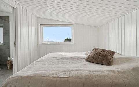 Eljas - 10M from the Sea: Legna, Soffitto, Pavimentazione, Pavimento, Interior Design, Camera Da Letto, Plank, Letto, Bedding