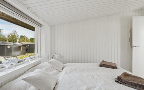 Eljas - 10M from the Sea: Legna, Soffitto, Pavimentazione, Pavimento, Interior Design, Camera Da Letto, Lampada, Letto, Bedding, Latifoglie