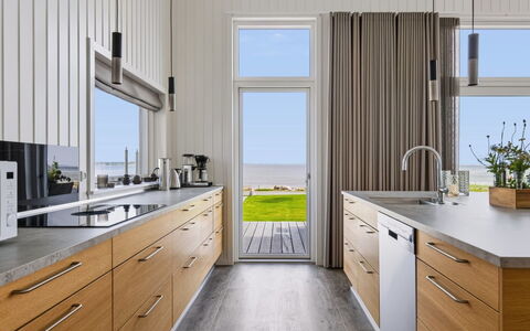 Eljas - 10M from the Sea: Pavimentazione, Interior Design, Cucina, Controsoffitto, Legna, Pavimento, Cabinetry, Mobilia, Pavimento In Legno, Soffitto