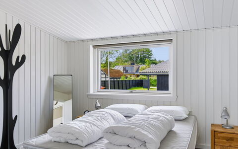 Eljas - 10M from the Sea: Legna, Soffitto, Interior Design, Camera Da Letto, Pavimentazione, Pavimento, Casa, Lampada, Letto, Bedding