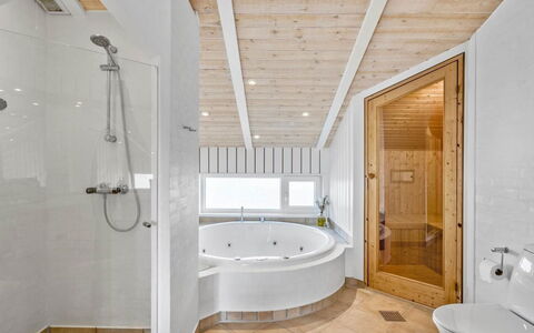 Osfrid - 175M from the Sea: Legna, Mobilia, Appartamento, Camera, Soffitto, Color Legno, Sedia, Latifoglie, Vernice, Legname