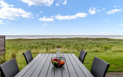 Auwe - 3.5Km from the Sea: Mobilia, Legna, Interior Design, Pavimentazione, Pavimento, Sedia, Camera, Soffitto, Soggiorno, Appartamento