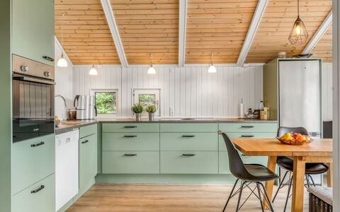 Maini - 350M from the Sea: Cucina, Controsoffitto, Interior Design, Legna, Pavimentazione, Soffitto, Cabinetry, Mobilia, Lampada, Elettrodomestico Da Cucina