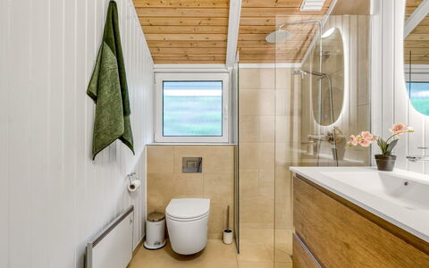 Maini - 350M from the Sea: Pavimentazione, Legna, Idraulico Fixture, Pavimento, Interior Design, Bagno, Idraulico, Rubinetto, Lavello, Lavandino Del Bagno