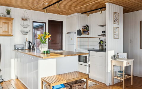 Joseph - 500M from the Sea: Cucina, Mobilia, Elettrodomestico Da Cucina, Pavimentazione, Controsoffitto, Interior Design, Cabinetry, Legna, Pavimento, Pavimento In Legno