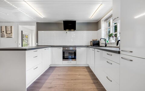 Senija - 6.5Km from the Sea: Pavimentazione, Legna, Interior Design, Soffitto, Pavimento, Cucina, Controsoffitto, Cabinetry, Casa, Pavimento In Legno