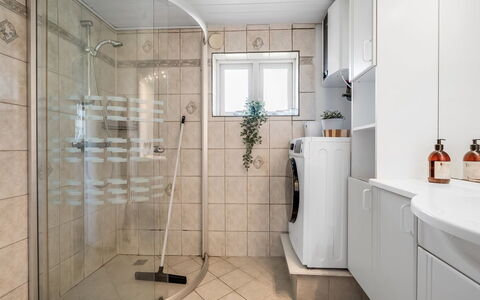 Senija - 6.5Km from the Sea: Pavimentazione, Interior Design, Pavimento, Idraulico Fixture, Soffitto, Idraulico, Camera, Bagno, Piastrella, Mobiletto Del Bagno